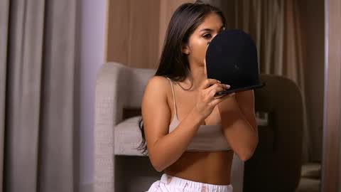 Snapshot of vanessasimon chatting on April 27, 2026, 5:27 am Vanessa Simon online show from April 27, 2026, 5:27 am