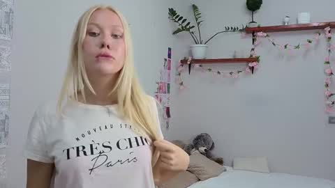 Snapshot of vanillaecho chatting on October 19, 2025, 2:29 pm Megan online show from October 19, 2025, 2:29 pm