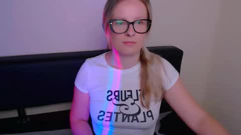 Mia online show from September 23, 2025, 7:22 am