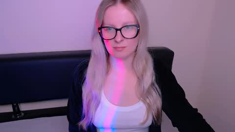 Mia online show from September 27, 2025, 6:40 am