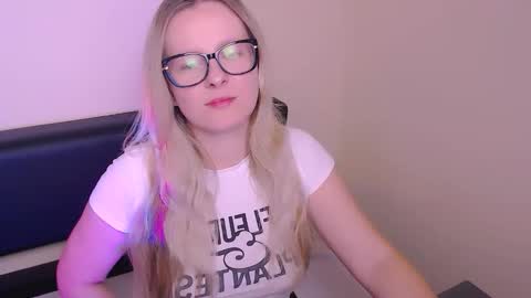 Mia online show from October 4, 2025, 6:44 am