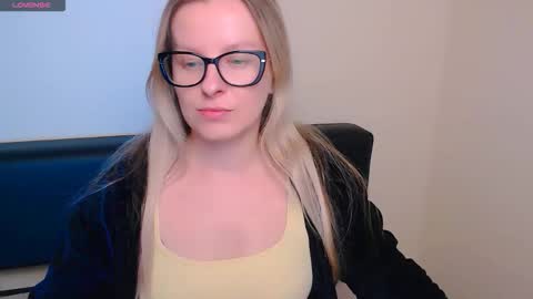 Mia online show from October 13, 2025, 6:35 am