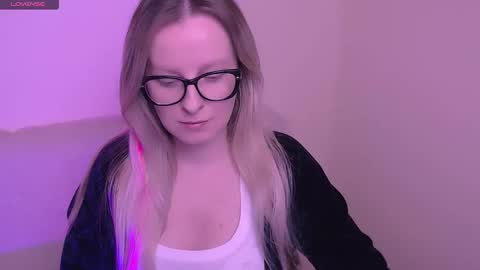 Mia online show from November 10, 2025, 8:02 am