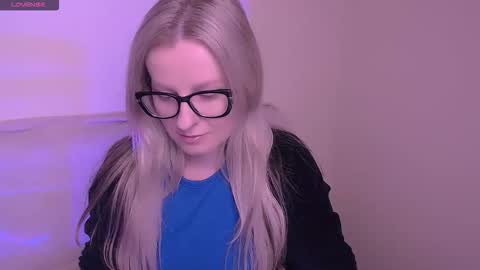 Mia online show from November 19, 2025, 7:52 am