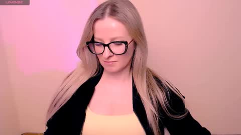 Mia online show from March 27, 2026, 7:24 pm