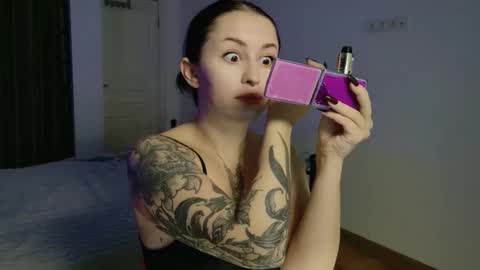 vaolietkat online show from November 25, 2025, 6:46 am