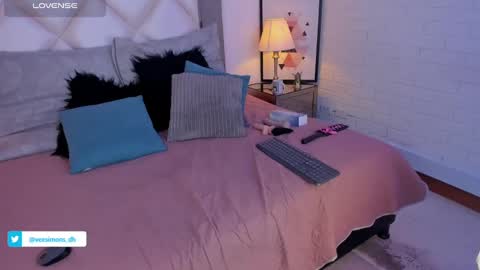 Vee Simons online show from January 10, 2025, 10:15 pm