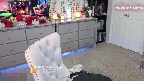 vegas_romance online show from December 2, 2025, 3:45 am