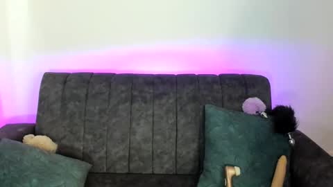 velmoon online show from December 5, 2025, 8:27 pm