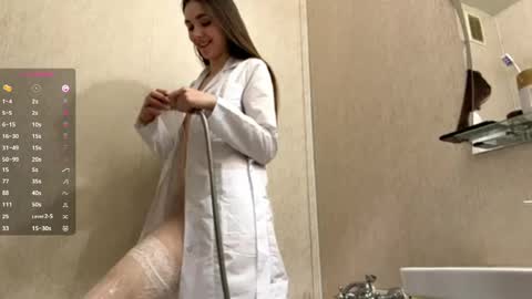 Nia online show from April 16, 2026, 9:39 pm