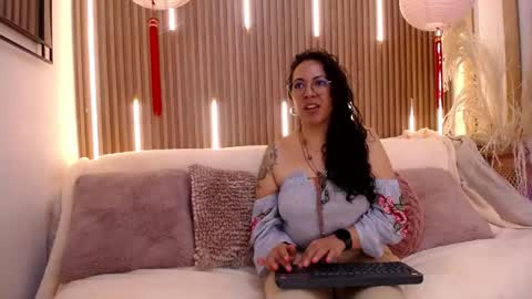 Snapshot of velvet_curly chatting on June 4, 2026, 12:33 pm Emma Curly online show from June 4, 2026, 12:33 pm