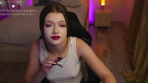 Mila online show from October 22, 2025, 7:46 pm