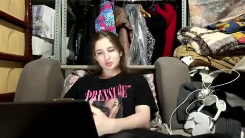 Mia online show from April 17, 2026, 2:53 pm