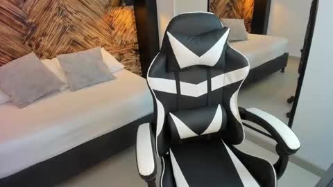 V E N U S  online show from September 19, 2025, 7:58 pm