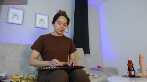 Venus online show from April 24, 2026, 7:27 pm