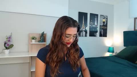 Mia online show from October 16, 2025, 12:39 pm