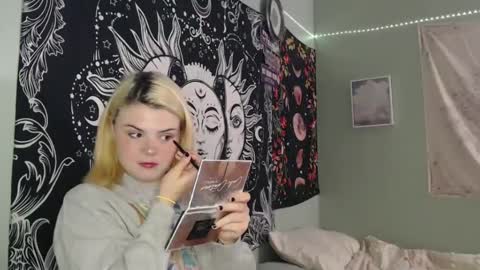 Miss Venus online show from September 30, 2025, 1:27 pm