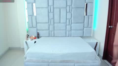 Domelipa  online show from December 14, 2024, 6:30 pm