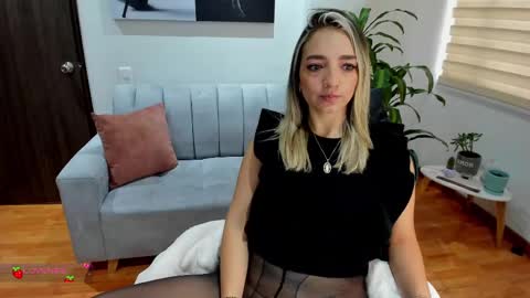 Snapshot of veromars_ chatting on February 12, 2025, 12:55 pm Catalina online show from February 12, 2025, 12:55 pm