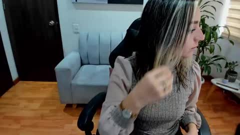 Snapshot of veromars_ chatting on February 24, 2025, 12:37 pm Catalina online show from February 24, 2025, 12:37 pm