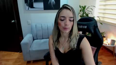 Snapshot of veromars_ chatting on February 25, 2025, 12:34 pm Catalina online show from February 25, 2025, 12:34 pm
