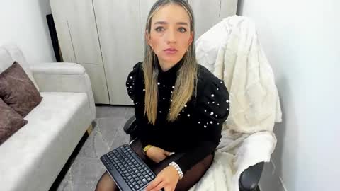 Snapshot of veromars_ chatting on October 20, 2025, 12:05 pm Catalina online show from October 20, 2025, 12:05 pm