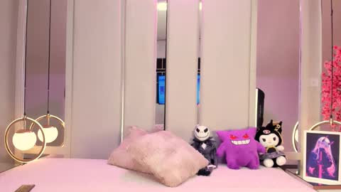 Vesper Velvet  online show from November 4, 2025, 8:41 pm