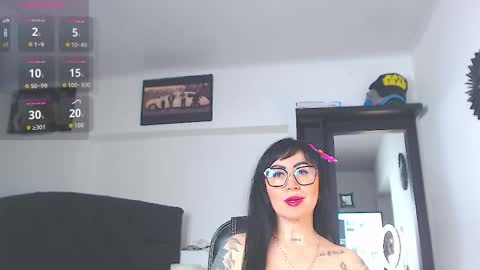Snapshot of vicky_hotmilf chatting on April 20, 2026, 11:13 am Vicky online show from April 20, 2026, 11:13 am