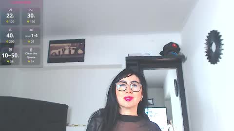 Snapshot of vicky_hotmilf chatting on May 5, 2026, 8:33 am Vicky online show from May 5, 2026, 8:33 am