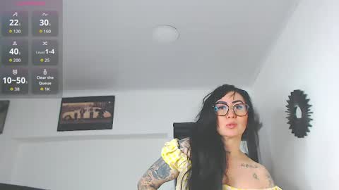 Snapshot of vicky_hotmilf chatting on May 19, 2026, 7:58 am Vicky online show from May 19, 2026, 7:58 am