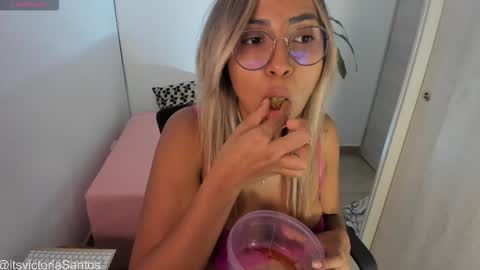 Victoria Santos online show from October 28, 2025, 3:10 am