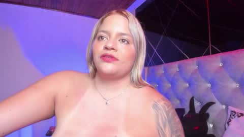 victoria_floyd1 online show from October 25, 2025, 6:46 pm