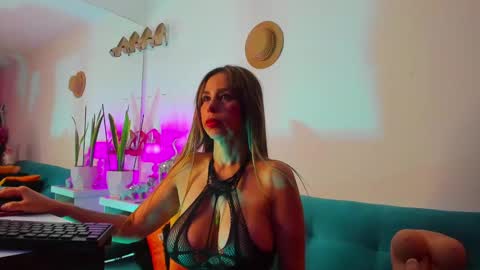 Snapshot of victoria_jhones chatting on February 2, 2025, 12:24 pm Victoria  online show from February 2, 2025, 12:24 pm
