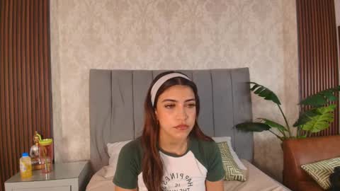  Victoria Lozano  online show from February 27, 2025, 12:45 pm