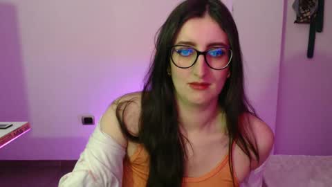 Victoria online show from November 8, 2025, 9:02 pm