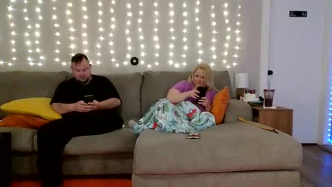 Snapshot of victoriaandjesse chatting on March 3, 2025, 4:25 am Victoria and Jesse online show from March 3, 2025, 4:25 am