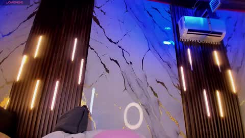 Victoria  online show from November 14, 2025, 8:40 pm