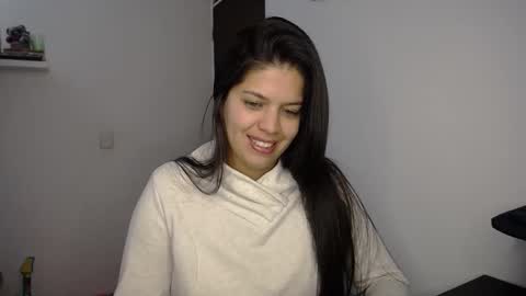 victorialg online show from November 10, 2025, 7:35 pm