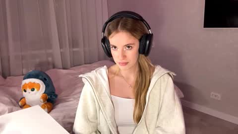 Vikki online show from December 3, 2025, 3:10 pm