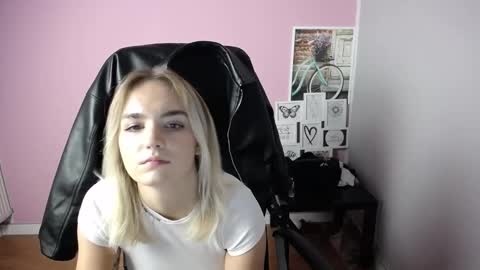 Snapshot of viktoria_lovely chatting on October 10, 2025, 10:36 am viktoria_lovely online show from October 10, 2025, 10:36 am