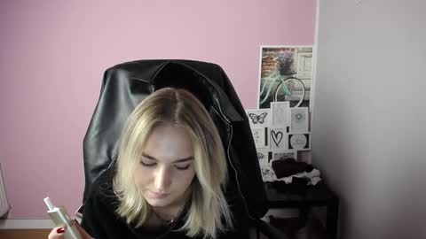 Snapshot of viktoria_lovely chatting on October 15, 2025, 8:58 am viktoria_lovely online show from October 15, 2025, 8:58 am