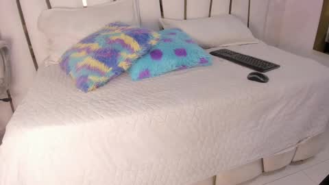 Snapshot of violeet_gray chatting on February 15, 2025, 11:50 am violeet_gray online show from February 15, 2025, 11:50 am