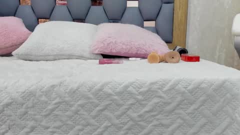 Snapshot of violeet_gray chatting on March 8, 2025, 11:37 am violeet_gray online show from March 8, 2025, 11:37 am