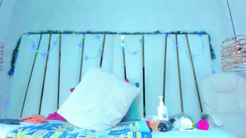 Snapshot of violeet_gray chatting on December 5, 2025, 10:35 am violeet_gray online show from December 5, 2025, 10:35 am