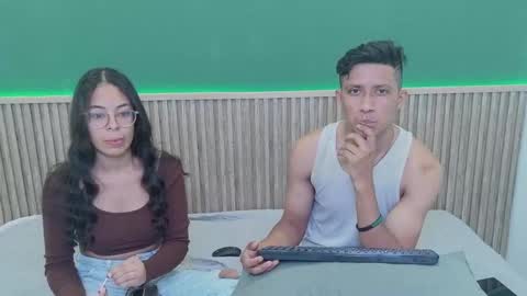 violet_and_dylan online show from December 4, 2025, 12:03 pm