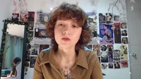 Snapshot of violet_bluee chatting on February 15, 2025, 7:06 am Violet online show from February 15, 2025, 7:06 am