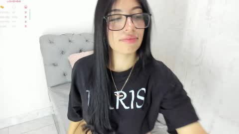 Snapshot of violet_rose_8 chatting on June 8, 2026, 5:46 pm Violet online show from June 8, 2026, 5:46 pm