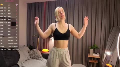 Snapshot of violetaolcus chatting on June 5, 2026, 3:07 pm Aria online show from June 5, 2026, 3:07 pm