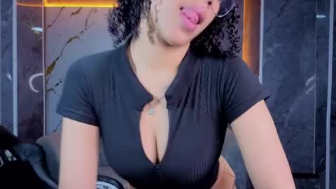 Snapshot of violeth_b chatting on April 22, 2026, 1:12 pm violeth_b online show from April 22, 2026, 1:12 pm