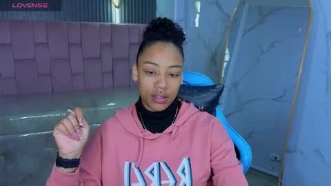 Snapshot of violeth_b chatting on June 8, 2026, 1:11 pm violeth_b online show from June 8, 2026, 1:11 pm